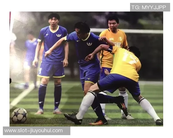 深圳足球队员奋勇拼搏展现青春风采助力球队争创佳绩 深圳足球队员奋勇拼搏展现青春风采助力球队争创佳绩