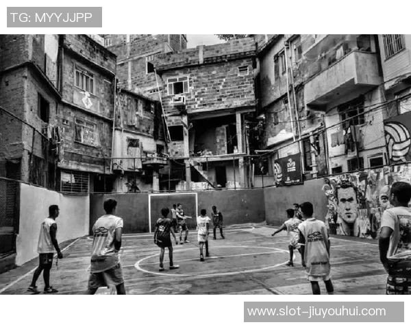 老人街头足球:传承激情与友谊的快乐时光