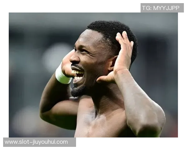 足球场上的另类风景脱衣黄牌引发的争议与讨论 足球场上的另类风景脱衣黄牌引发的争议与讨论